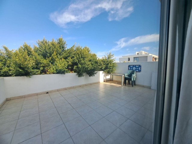 2+1 Wohnung mit Blick auf die Berge und das Grüne im Zentrum von Kyrenia, mit einer Balkonterrasse auf der Vorder- und Rückseite