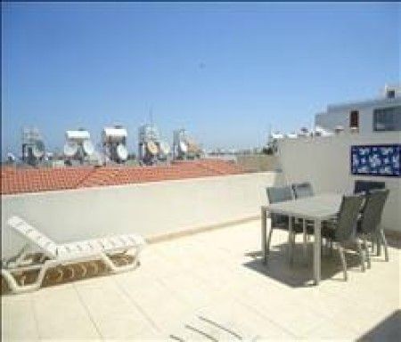 Girne merkezde önü ve arka tarafta balkon teraslı 2+1 dağa ve yeşillik manzaralı  Daire