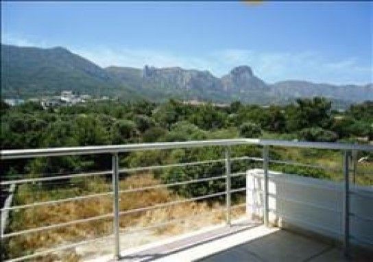 2+1 Wohnung mit Blick auf die Berge und das Grüne im Zentrum von Kyrenia, mit einer Balkonterrasse auf der Vorder- und Rückseite