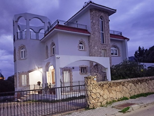 Geräumige, schöne 4-Zimmer-Villa mit Berg- und Meerblick in Girne-Çatalköy. Herrliche Terrasse.
