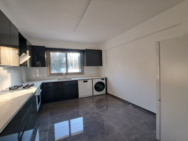 3 Zimmer + ein Wohnzimmer + Küchenbüro mit Haushaltsgeräten im Zentrum von Kyrenia.