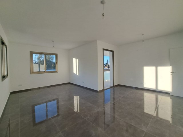 Girne  merkezde 3 oda +bir Solan+mutfak şekilde beyaz eşyalı office.