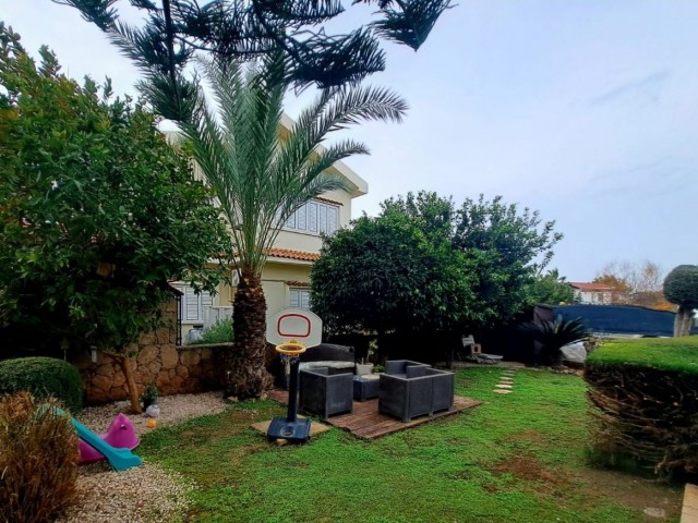 Kyrenia -Doğankoy 2+2 möbliertes Einfamilienhaus mit großem Garten.