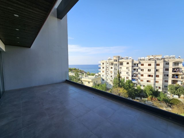 3+1 Duplex-Penthouse mit Kamin und 3 Badezimmern im Zentrum von Kyrenia