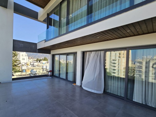 3+1 Duplex-Penthouse mit Kamin und 3 Badezimmern im Zentrum von Kyrenia