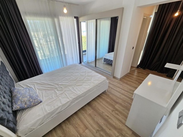 3+1 Duplex-Penthouse mit Kamin und 3 Badezimmern im Zentrum von Kyrenia