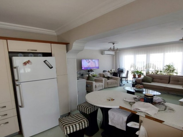 Geräumige 3+1-Wohnung mit offener Vorderseite in einem zweistöckigen Gebäude hinter dem Restaurant Girne-Lavaş