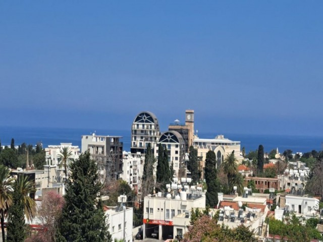 2-Zimmer-Wohnung mit Panoramablick, Heizung, möbliert, türkische Eigentumsurkunde, Terrasse im Zentrum von Kyrenia