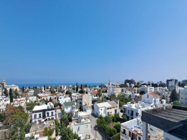 Girne merkezde  2 yatak odalı panaromik  manzaralı yerde isitma sisitemli Eşyalı Türk tapulu teraslı daire