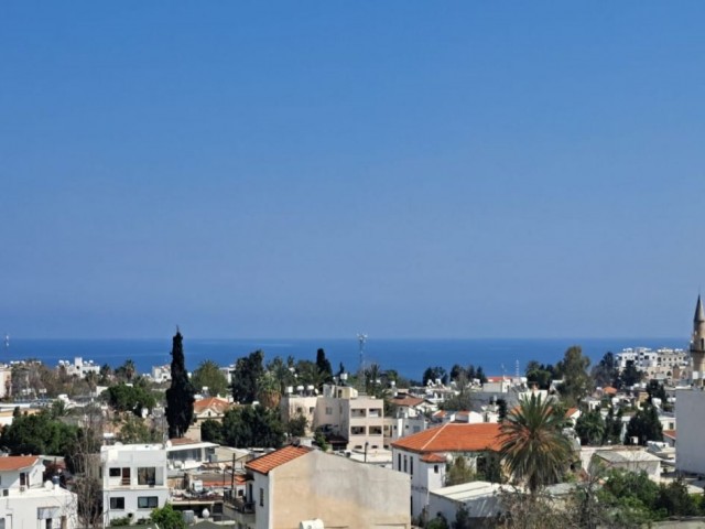 Girne merkezde  2 yatak odalı panaromik  manzaralı yerde isitma sisitemli Eşyalı Türk tapulu teraslı daire