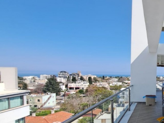 3-комнатная квартира с панорамным видом, отопление, мебель, турецкий титул, терраса в центре Кирении.