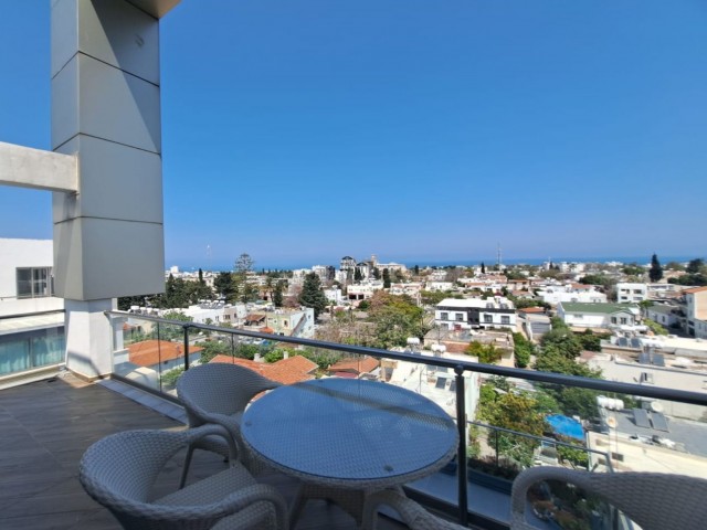 3-комнатная квартира с панорамным видом, отопление, мебель, турецкий титул, терраса в центре Кирении.