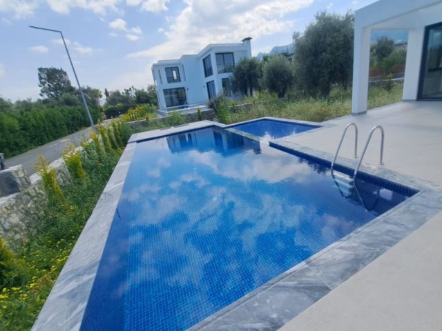 Girne-Ozankoy de tüm ihtiyaçlara yürüme mesafesinde  4 yatak odalı özel havuzlu taşınmaya hazır lüks villa