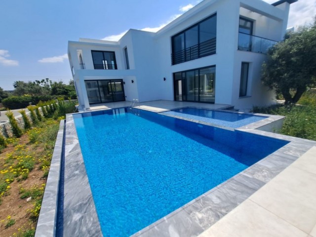 Bezugsfertige Luxusvilla mit 4 Schlafzimmern und privatem Pool in Kyrenia-Ozankoy, nur wenige Gehminuten von allen Bedürfnissen entfernt