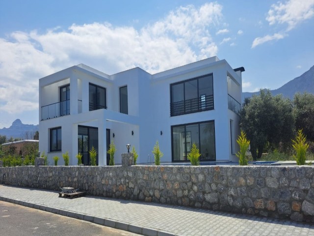 4-bedroom ready-to-move luxury villa with private pool in Kyrenia-Ozankoy, within walking distance to all needs