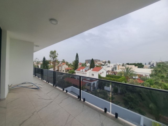 2+1 Büro mit Gewerbegenehmigung an der Straße in der Region Kyrenia-Karakum mit Blick auf Natur und Grün. Es gibt einen überdachten Parkplatz