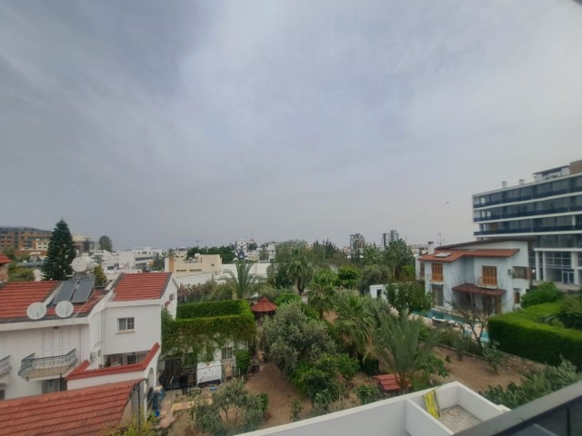 2+1 Büro mit Gewerbegenehmigung an der Straße in der Region Kyrenia-Karakum mit Blick auf Natur und Grün. Es gibt einen überdachten Parkplatz