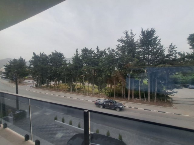 Girne- Karakum  bölgesinde  işlen cadde üzeri doğa yeşillik manzaralı 2+1 şekilinde ticari  izinli ofis. Kapalı oto park bulunur