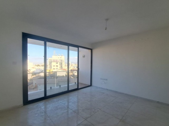 NEUE NEUE 3+1 unmöblierte Wohnung im Kyrenia Center.