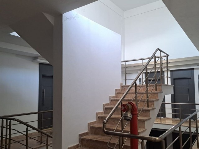 NEUE NEUE 3+1 unmöblierte Wohnung im Kyrenia Center.