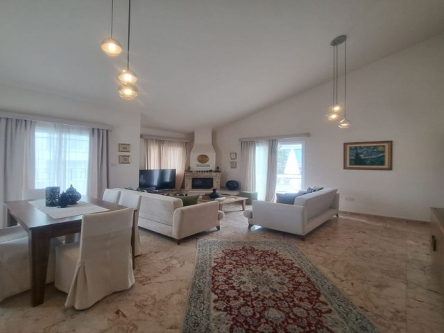 Продается отдельный дом на 3-м этаже в центре Кирении / район рынка Нусмар / 3 + 1 пентхаус с частной террасой с 4 сторон, полностью меблированный и высокого качества.