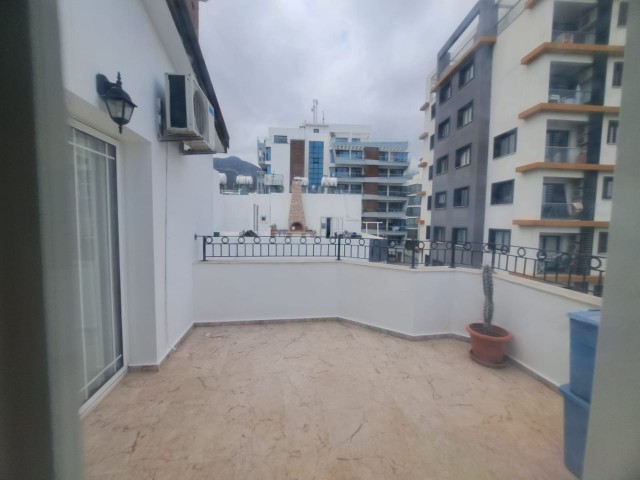 Girne merkez /Nusmar market bölgesi/de 3ncü katta tek ev 4 taraflarda özel teraslı 3+1 Penthouse  ful kaliteli eşyalı satılık