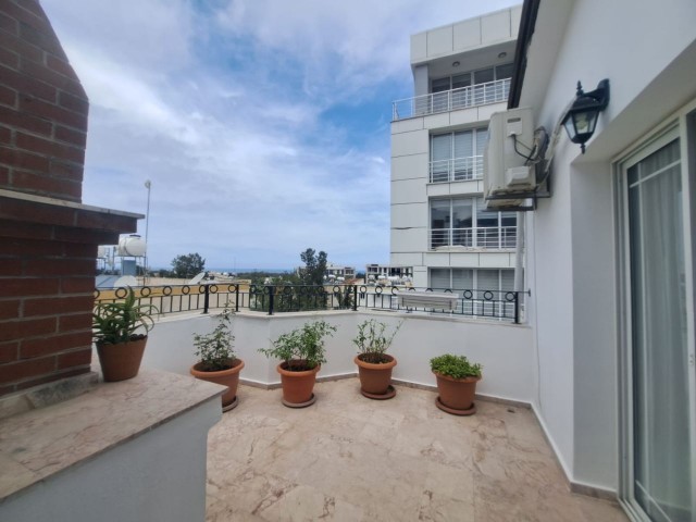 Girne merkez /Nusmar market bölgesi/de 3ncü katta tek ev 4 taraflarda özel teraslı 3+1 Penthouse  ful kaliteli eşyalı satılık