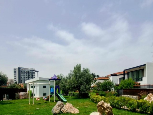 Girne- Doğankoy bölgesinde   havuzlu sitede 4banyolu 4+1 modern villa