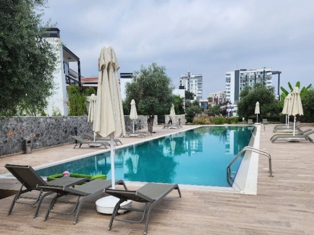 Girne- Doğankoy bölgesinde   havuzlu sitede 4banyolu 4+1 modern villa