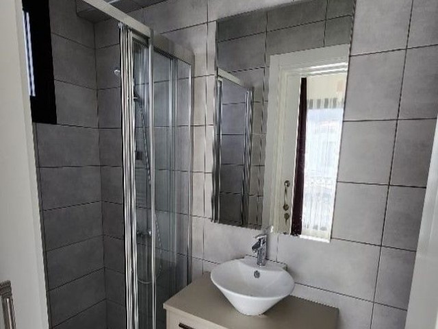 Современная вилла 4+1 с 4 ванными комнатами на участке с бассейном в районе Кирения-Доганкой