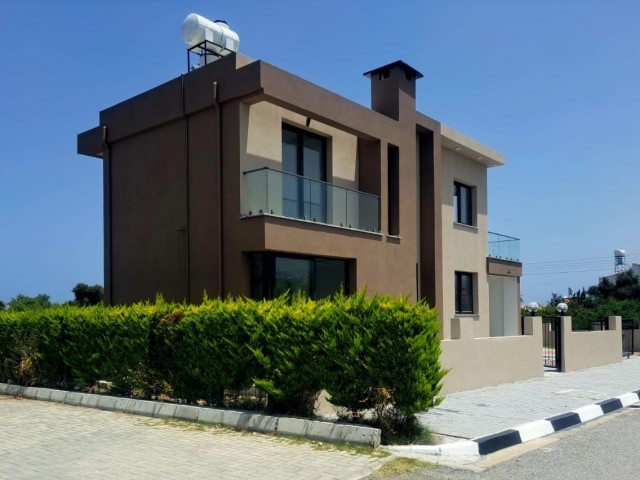 Bezugsfertige 4+1-Luxusvilla in Çatalkoy, der Eliteregion von Kyrenia, mit einfachem Zugang zu allen Ihren Bedürfnissen