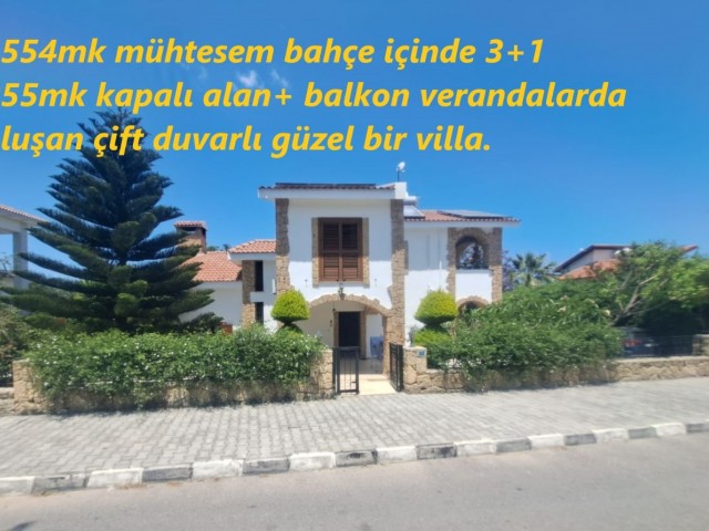 Girne-Alsancak ta Meritlere ve Denize ,ana yola kolay ulaşımda  1555mk mühteşem bahçe içinde çift duvarlı 3+1 güzel villa.