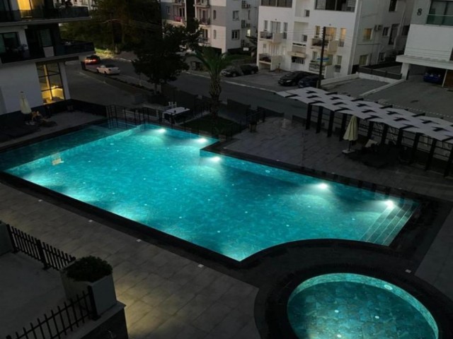 Недавно меблированная квартира 1+1 в комплексе с бассейном в центре Кирении. В стоимость включена плата за обслуживание сайта