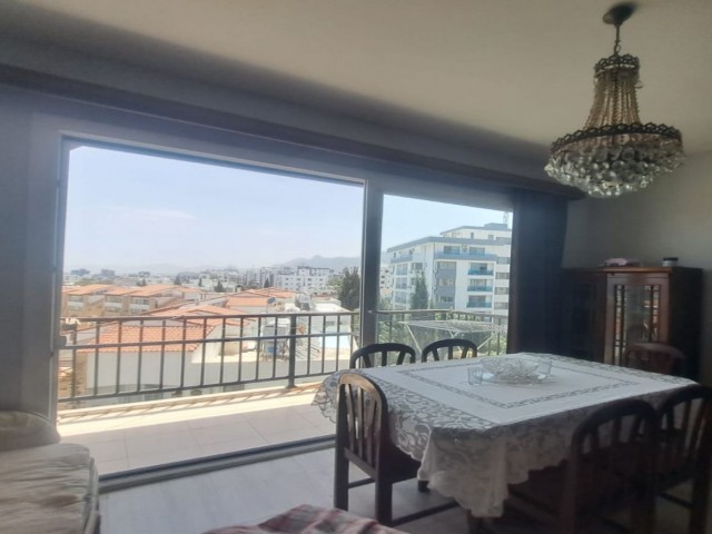 Schöne 2+1-Wohnung mit Aussicht, 125 m2, 2 Badezimmer, nur wenige Gehminuten vom Nusmarmarket, der beliebtesten Gegend von Kyrenia, entfernt.