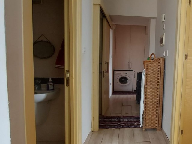 Schöne 2+1-Wohnung mit Aussicht, 125 m2, 2 Badezimmer, nur wenige Gehminuten vom Nusmarmarket, der beliebtesten Gegend von Kyrenia, entfernt.