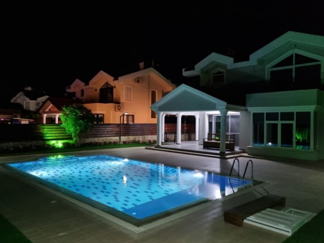 Schöne Villa mit Haushaltsgeräten, Klimaanlage und privatem Pool in der Region Girne-Ozankoy-Çatalkoy