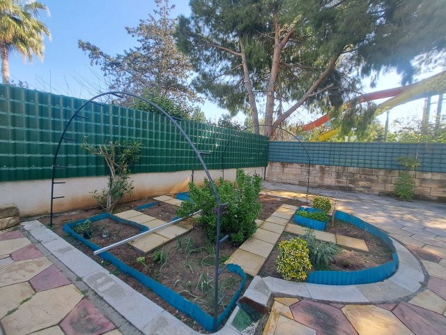 2+1 Dorfhaus mit einem großen schönen Garten in fußläufiger Entfernung zur Hauptstraße in Kyrenia-Ozanköy. Es kann mit einer Vorauszahlung von mindestens 3 Monaten gemietet werden.