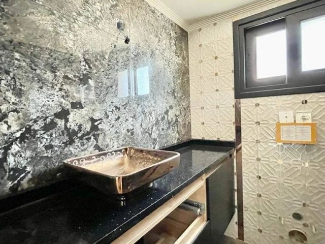 Girne Edremit te satılık delux 4+1  havuzlu villa 