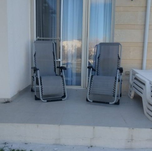 VOLLSTÄNDIG MÖBLIERTE 2+1-WOHNUNG ZUM VERKAUF IN TURTLE BAY IN DER REGION KYRENIA ESENTEPE