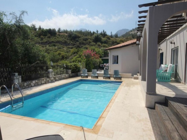 3+1 VILLA MIT FREISTEHENDEM POOL ZUM VERKAUF IN DER REGION ÇATALKOY IN KYRENIA