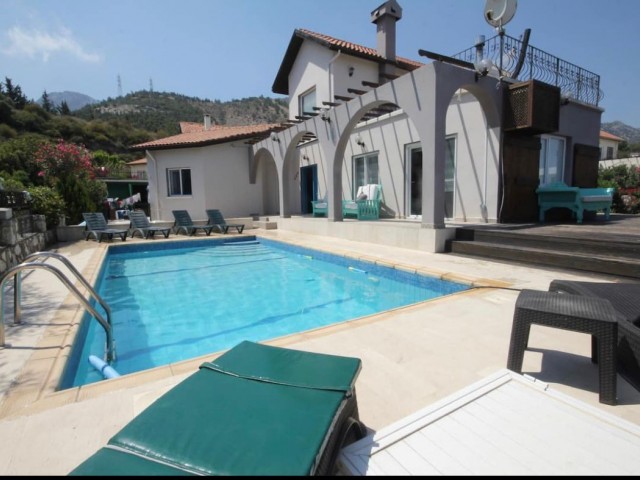 3+1 VILLA MIT FREISTEHENDEM POOL ZUM VERKAUF IN DER REGION ÇATALKOY IN KYRENIA