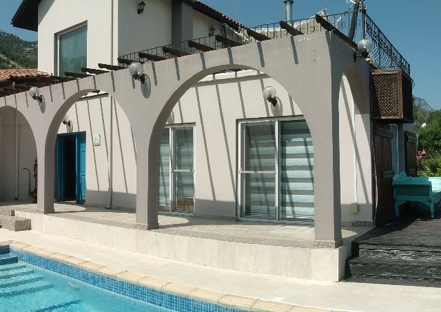 3+1 VILLA MIT FREISTEHENDEM POOL ZUM VERKAUF IN DER REGION ÇATALKOY IN KYRENIA