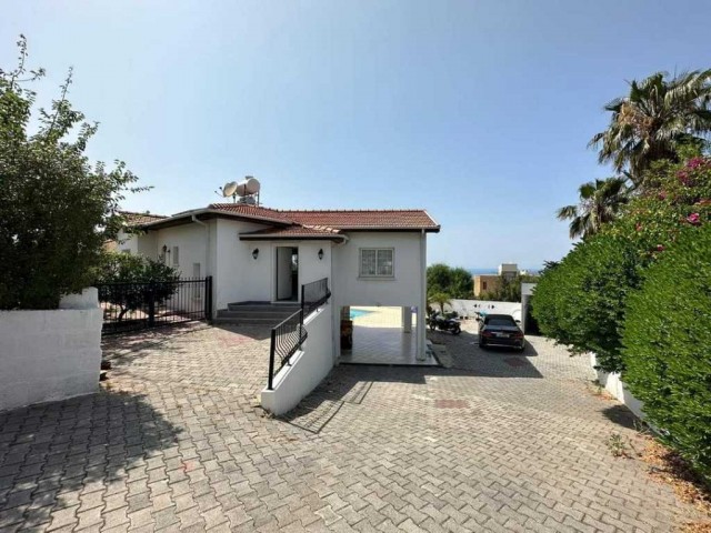 Fully furnished 3+1 villa with pool for sale in Edremit Karmi