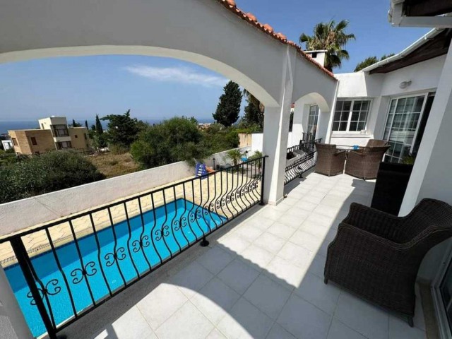 Fully furnished 3+1 villa with pool for sale in Edremit Karmi