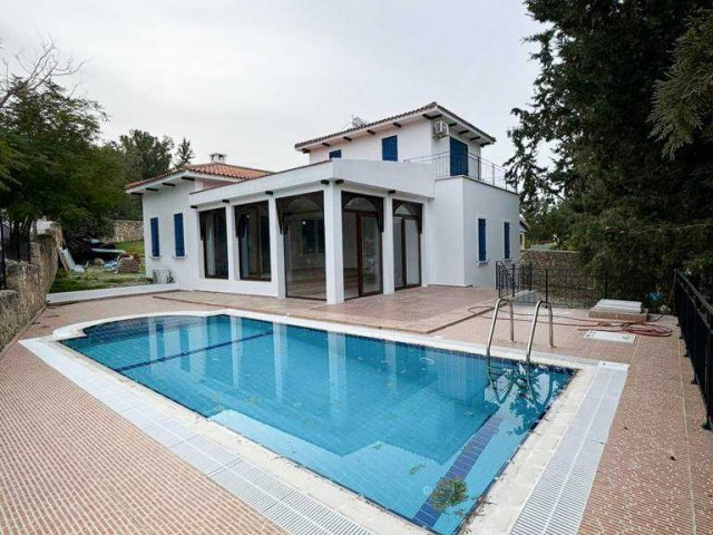 Diese Villa mit 3 Schlafzimmern und Pool bietet eine herrliche Aussicht auf Kyrenia und das Mittelmeer.