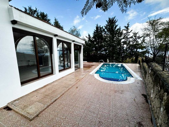 This 3-bedroom Villa with Swimming Pool has great views overlooking Kyrenia and the Mediterranean.