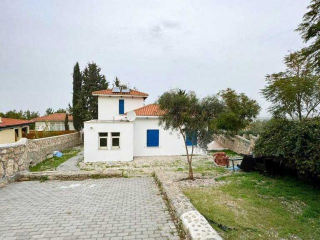 Diese Villa mit 3 Schlafzimmern und Pool bietet eine herrliche Aussicht auf Kyrenia und das Mittelmeer.