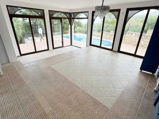 Diese Villa mit 3 Schlafzimmern und Pool bietet eine herrliche Aussicht auf Kyrenia und das Mittelmeer.