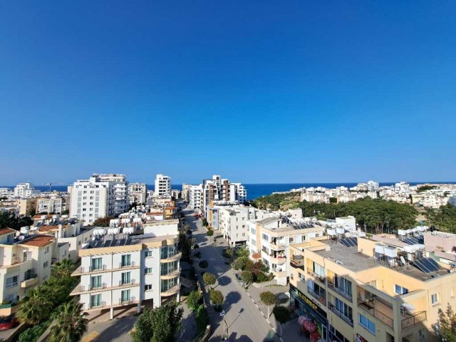 2+1 luxuriös möbliertes Penthouse zum Verkauf im Zentrum von Kyrenia