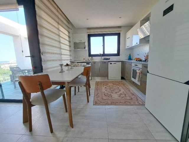 Girne merkezde satılık  2+1 lux eşyalı satılık penthouse 